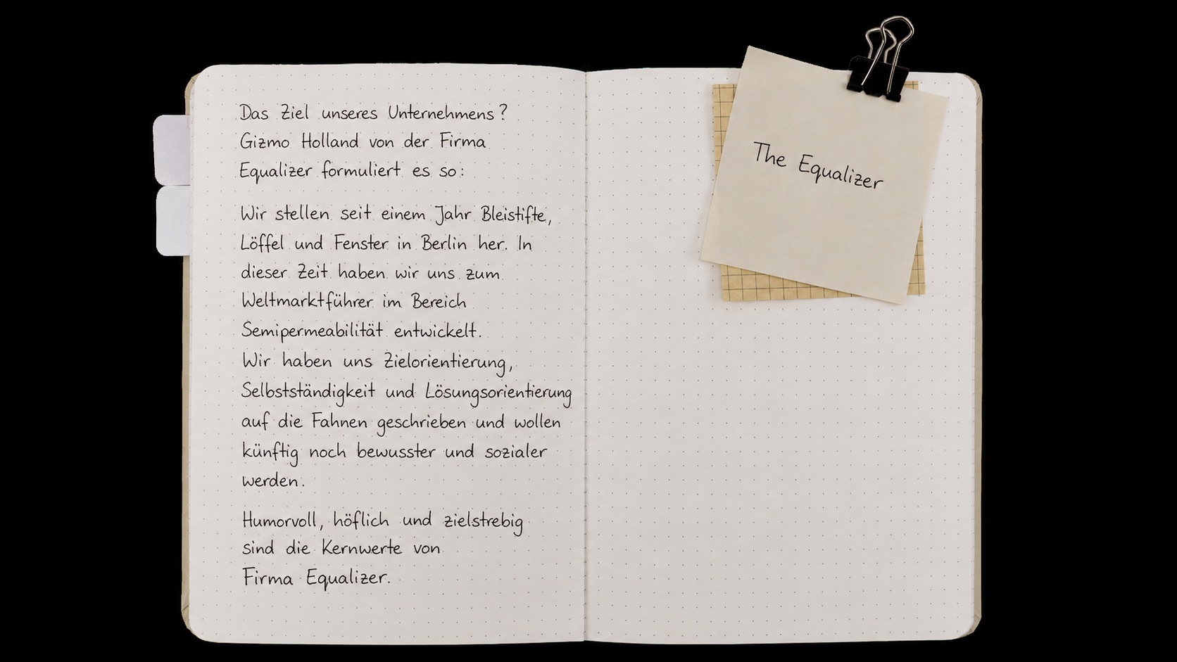 Aufgeschlagenes Notizbuch mit der handschriftlichen Firmenbeschreibung von Firma Equalizer und einem angeklemmten Zettel mit dem Namen The Equalizer