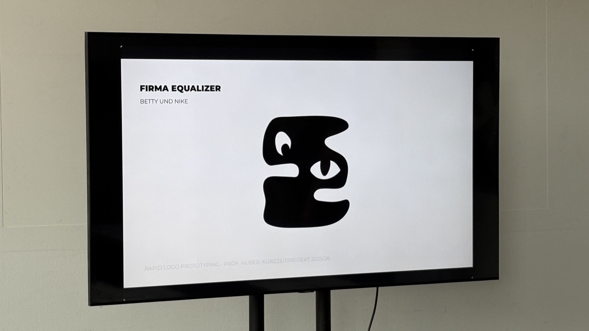 Das Projekt in der Ausstellung: Titelfolie Firma Equalizer auf einem Bildschirm